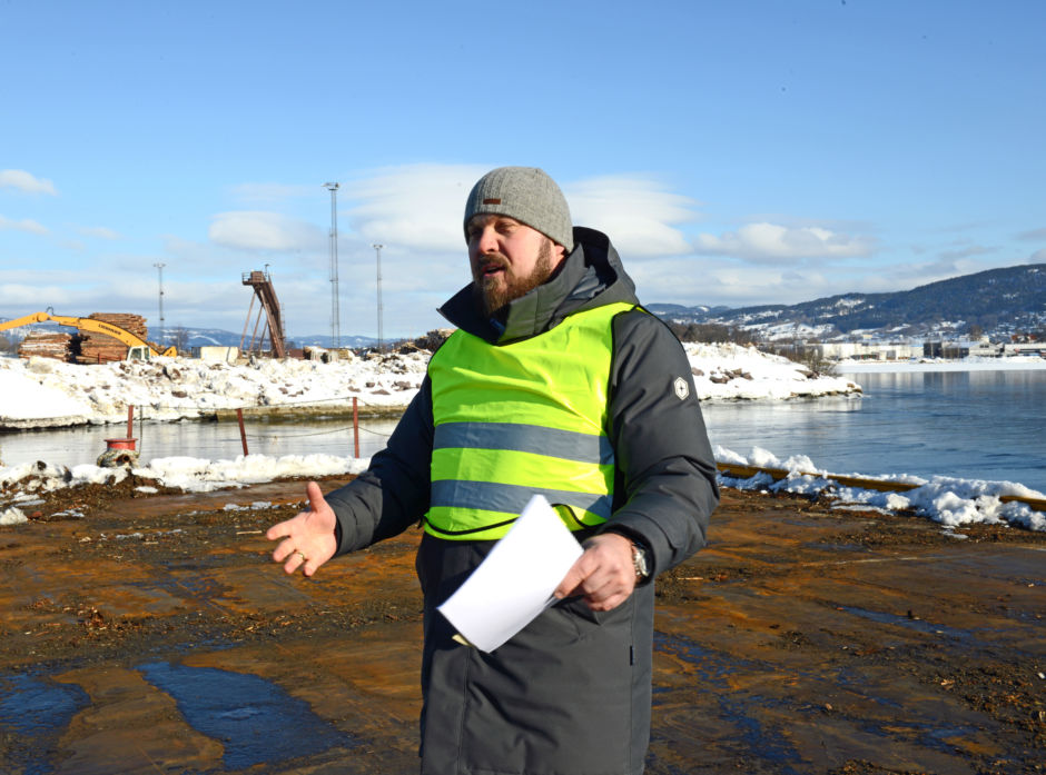 Styreleder Stig Hellerud i Drammensregionens Virkesterminal AS viser rundt på dagens tømmerkai på Lierstanda.
