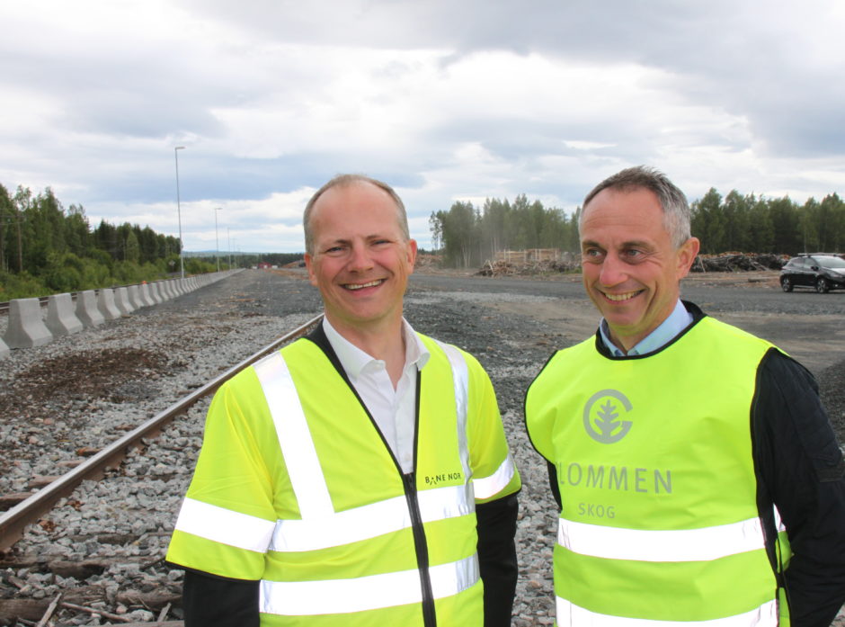 Ketil Solvik-Olsen og Gudmund Nordtun på Vestmo tømmerterminal. Foto: Dag Skjølaas
