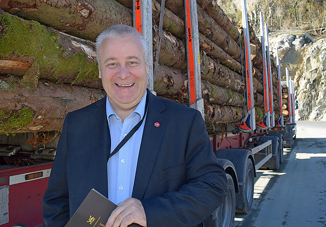 – Jeg har stor interesse for samferdsel – noe som også er viktig for skognæringa, sier Hoksrud om sin nye rolle som skogbruksminister.
