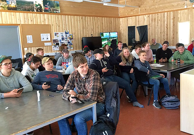 Etter foredragene avsluttet elevene på Sønsterud med en kahoot rundt temaet skog og klima.