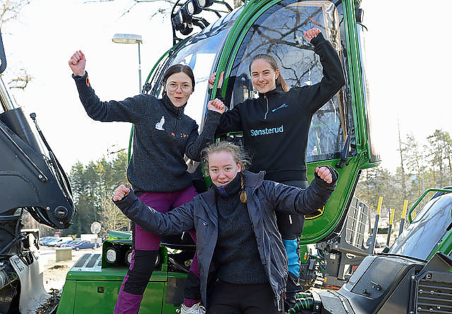 Disa Christensen, Tonje Myrene og Charlotte Reinhardtsen gleder seg til å kjøre skogsmaskinen på Sønsterud neste år.