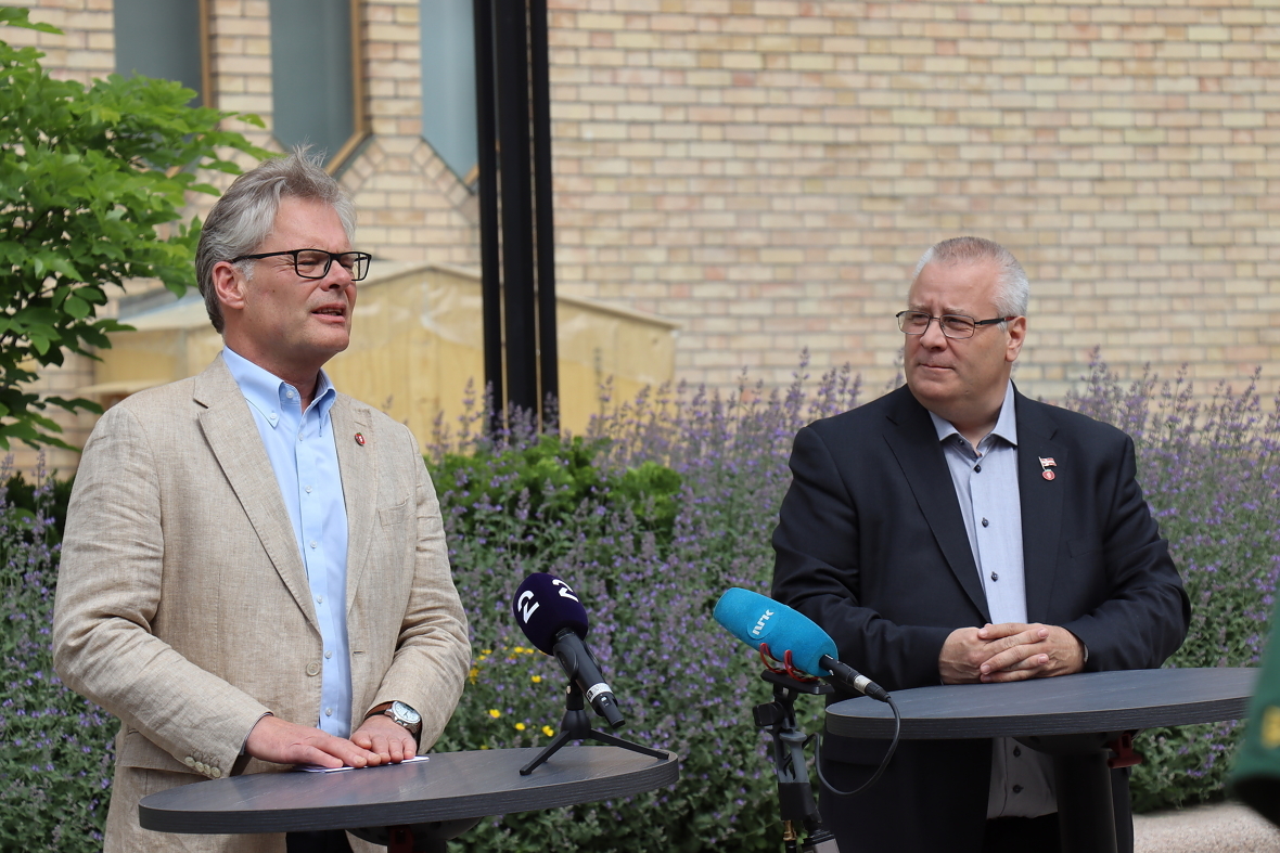 Hans Andreas Limi og Bård Hoksrud på Frps pressekonferanse om revidert nasjonalbudsjett 2021. 