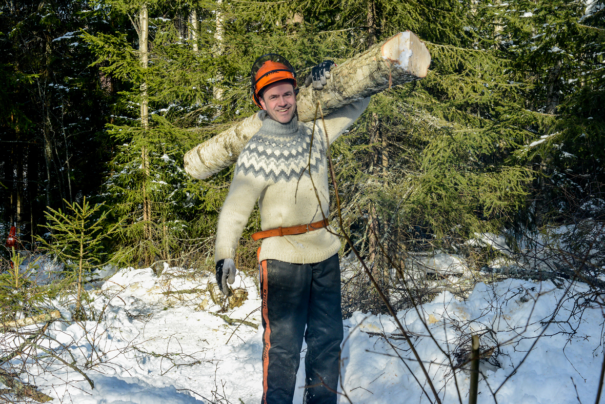 Jon Søbakk har det fryktelig fint når han kan bruke kroppen til skogsarbeid.