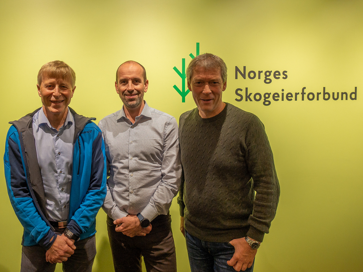 Per Skorge i Skogeierforbundet (t.v.), Jan Kolbjørn Håkonsen i Tine og Dag Skjølaas i Skogeierforbundet tar til orde for å øke tillatt totalvekt på deler av vegnettet.  