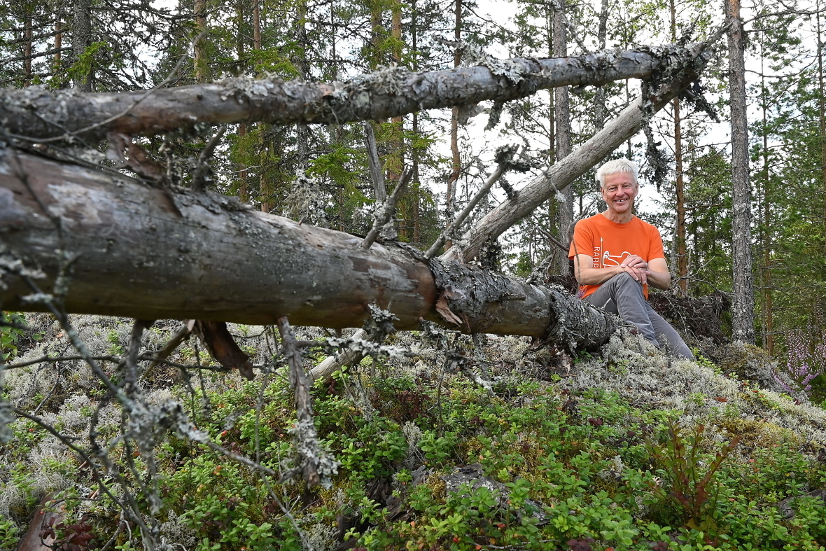 Henry Michael Ødegaard ønsker folk velkommen inn i skogen sin.