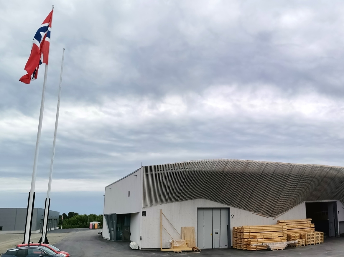 Aanesland Treindustris nye signalbygg i Lillesand er på 1 900 kvadratmeter. Selve bygget har et bæresystem i limtre og veggene er lagd av 60 cm høye og 10 cm tykke bjelker i limtre.